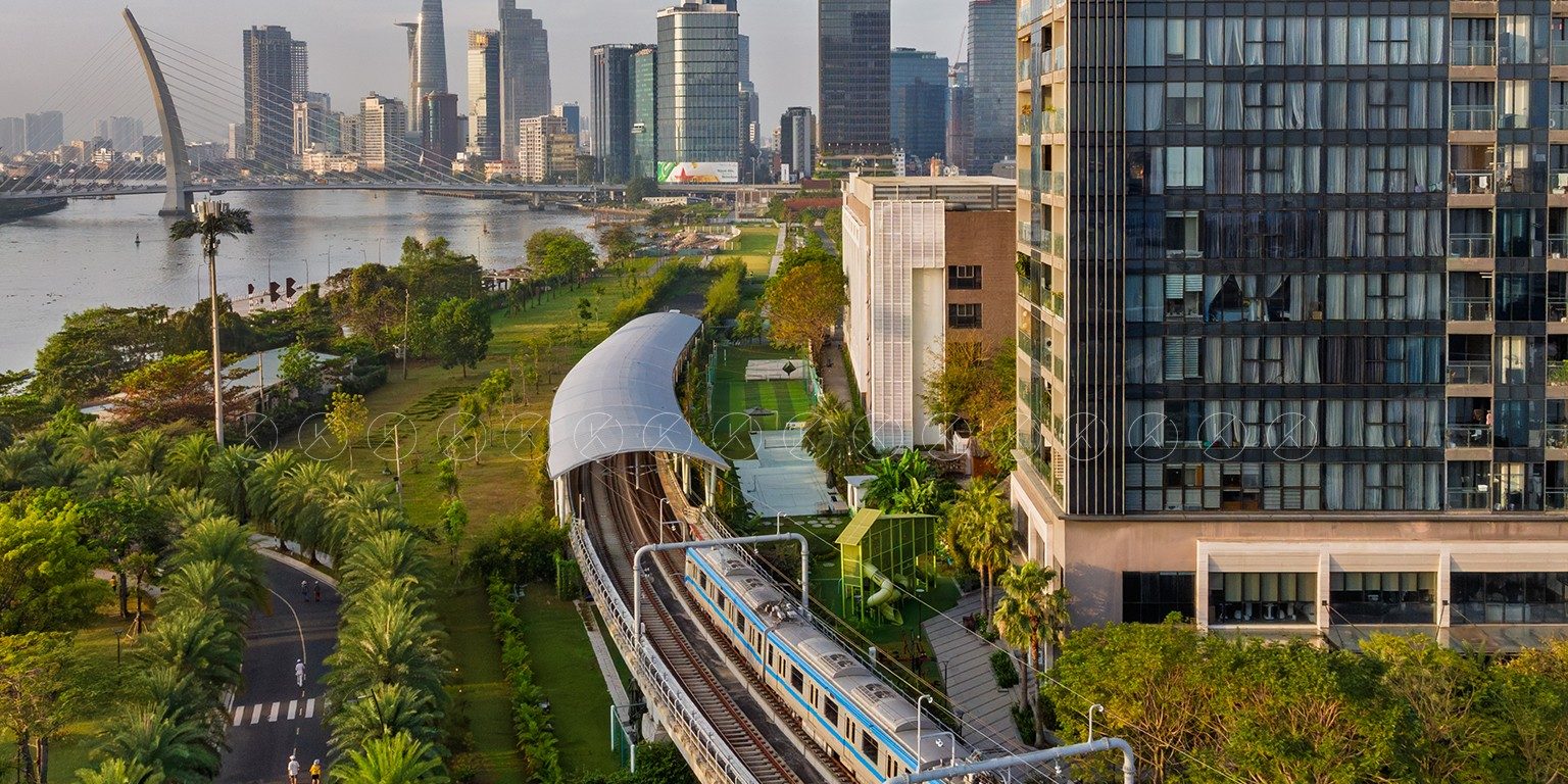 default Đoàn tàu Metro số 1 đi qua khu Ba Son, phía xa là đường chân trời vùng trung tâm TP.HCM