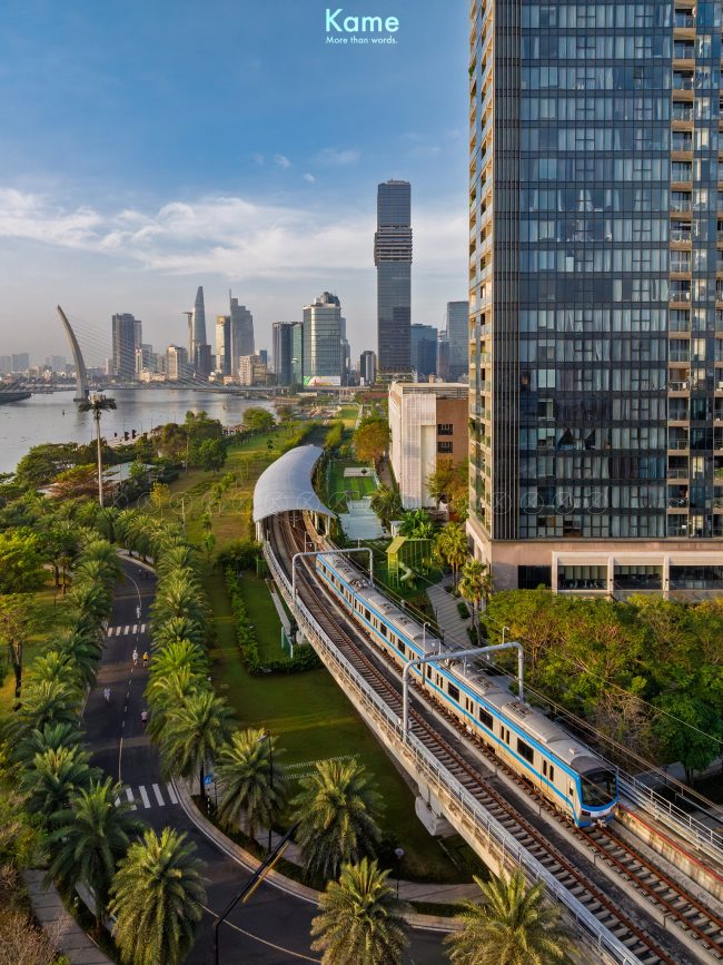 Đoàn tàu Metro số 1 đi qua khu Ba Son, phía xa là đường chân trời vùng trung tâm TP.HCM