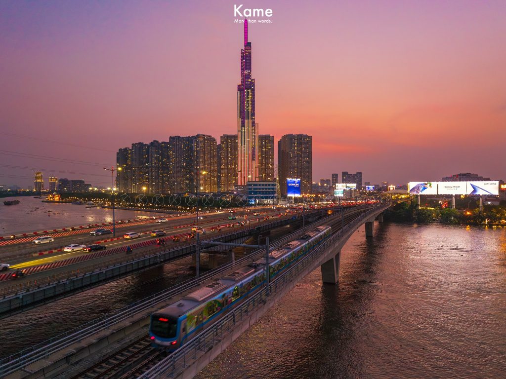 Metro số 1 qua khu vực cầu Sài Gòn khi thành phố lên đèn
